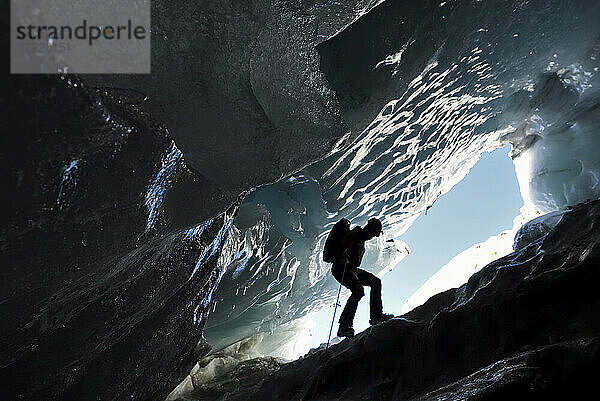 Ein Höhlenforscher beim Abstieg in eine Gletschermühle auf dem Gornergletscher.