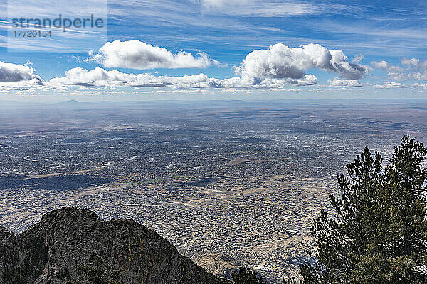 Blick auf Albuquerque  New Mexico von der Spitze der Sandia Mountains am Sandia Crest; Albuquerque  New Mexico  Vereinigte Staaten von Amerika