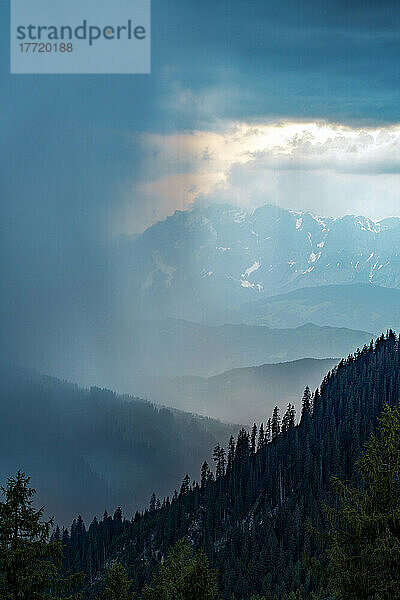 Blick von einem Gipfel in den österreichischen Alpen beim Redbull X Alps  einem Gleitschirmrennen  unter einem stürmischen Himmel; Wagrain  Salzburgerland  Österreich