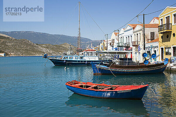 Im Hafen der historischen Insel Kastellorizo (Megisti) vertäute Boote; Dodekanes-Inselgruppe  Griechenland