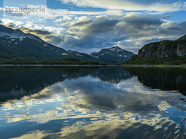 Spiegelreflexion bei Sonnenuntergang im Geographic Harbor; Katmai National Park and Preserve  Alaska  Vereinigte Staaten von Amerika