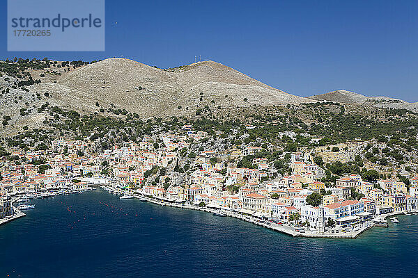 Luftaufnahme des Hafens von Gialos und der Stadt Symi (Simi); Dodekanes-Inselgruppe  Griechenland