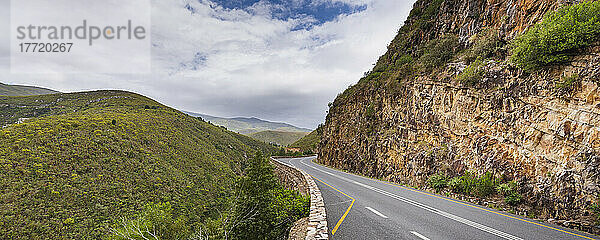 Landschaftliche Ansicht entlang der Route 62  einer Touristenroute  die sich über das West- und Ostkap Südafrikas erstreckt und Kapstadt mit Port Elizabeth verbindet; Westkap  Südafrika