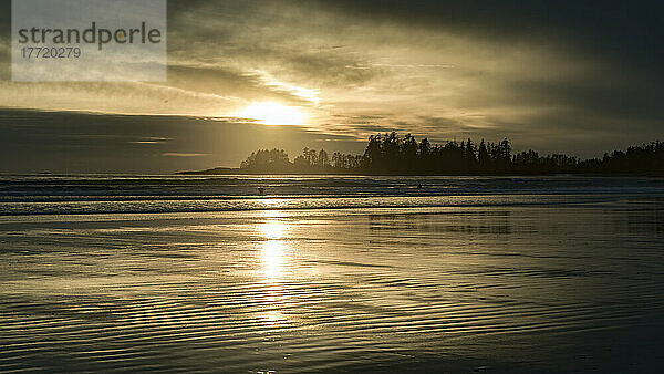 Long Beach bei Sonnenuntergang  der größte und längste Strand im Pacific Rim National Park Reserve an der Westküste von Vancouver Island; British Columbia  Kanada