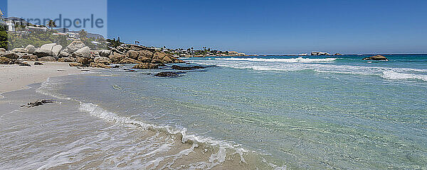 Strandhäuser am Atlantischen Ozean am Clifton Beach; Kapstadt  Westkap  Südafrika