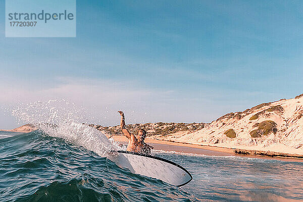 Porträt eines Surfers auf den Wellen am Ostkap der Baja-Halbinsel; Cabo San Lucas  Baja California Sur  Mexiko