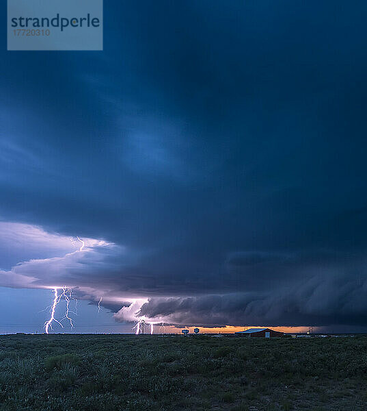 Blitze eines Superzellengewitters über den Ölfeldern von New Mexico an einem Abend; Maljamar  New Mexico  Vereinigte Staaten von Amerika