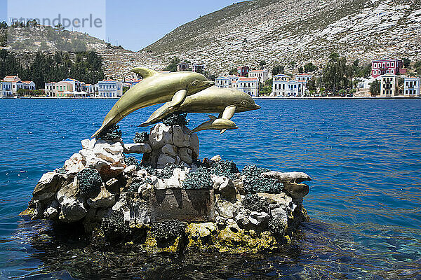 Bronze  Delphinfiguren  Statue  im Hafen der historischen Insel Kastellorizo (Megisti); Dodekanes-Inselgruppe  Griechenland