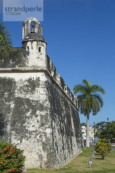 Festungsmauer aus der Kolonialzeit  Altstadt von San Francisco de Campeche  UNESCO-Weltkulturerbe; San Francisco de Campeche  Bundesstaat Campeche  Mexiko