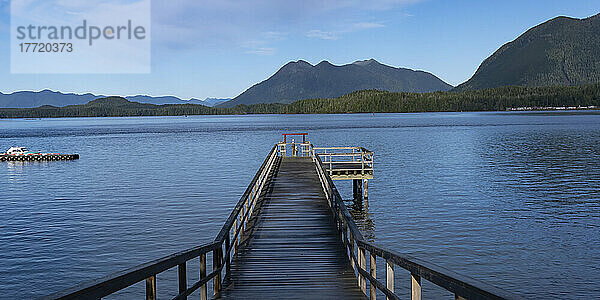 Holzpier im Hafen und am Wasser in Tofino an der Westküste von Vancouver Island; Tofino  British Columbia  Kanada