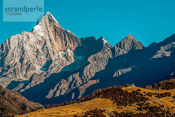 Zerklüftete Berglandschaft des Berges Siguniang unter strahlend blauem Himmel  Siguniang-Nationalpark; Präfektur Ngawa  Sichuan  China