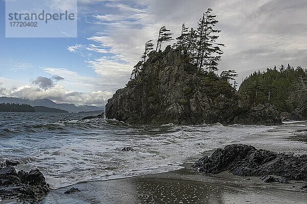 Zerklüftete Küstenlinie entlang der kanadischen Westküste bei Brady's Beach; Bamfield  Vancouver Island  British Columbia  Kanada