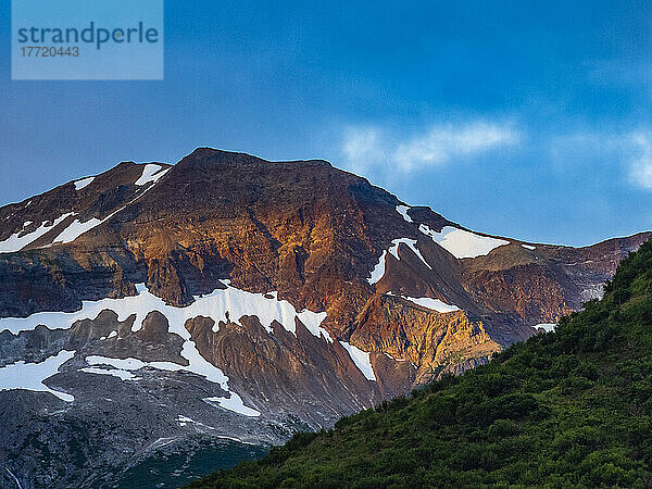 Sonnenuntergang Licht über Berggipfel in Geographic Harbor; Katmai National Park and Preserve  Alaska  Vereinigte Staaten von Amerika