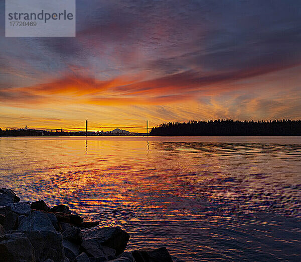 Leuchtende Farben eines Sonnenaufgangs von der Uferpromenade in West Vancouver aus gesehen; West Vancouver  British Columbia  Kanada