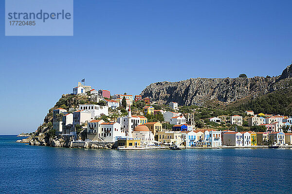 Überblick über die Stadt und die Gebäude am Hafeneingang der historischen Insel Kastellorizo (Megisti); Dodekanes-Inselgruppe  Griechenland