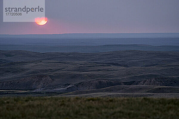 Sonnenuntergang über dem Tal der 1000 Teufel  einem Gebiet mit erstaunlichen Landschaften im südlichen Saskatchewan  Grasslands National Park; Wood Mountain  Saskatchewan  Kanada