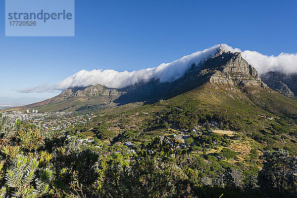 Wolkenformation  die den Tischtuch-Effekt über dem Tafelberg erzeugt  mit einem Überblick über die Skyline von Kapstadt vom Signal Hill aus; Kapstadt  Westkap-Provinz  Südafrika