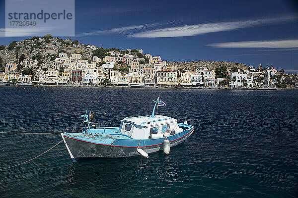 Fischerboot im Hafen von Gialos  Insel Symi (Simi); Dodekanes-Inselgruppe  Griechenland