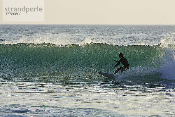 Surfen in der Constantine Bay bei Sonnenuntergang  nahe Padstow  Cornwall  Großbritannien; Cornwall  England