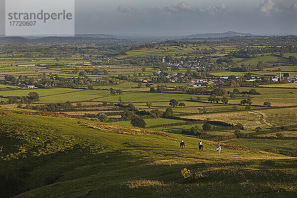 Blick über die Landschaft von den Hängen des Crook Peak  Somerset  Großbritannien; Somerset  England