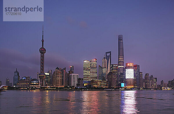 Ein Blick in der Abenddämmerung auf den Stadtteil Pudong  über den Huangpu-Fluss hinweg vom Bund aus gesehen  Shanghai  China; Shanghai  China
