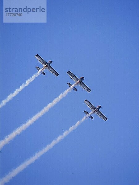 3 Flugzeuge am Himmel Formationsflug  Kunstflug Historische Motorflugzeuge Flugshow