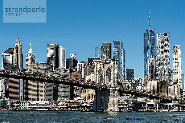Brooklyn Bridge und Downtown Manhattan vom East River aus gesehen  New York City  New York  USA  Nordamerika