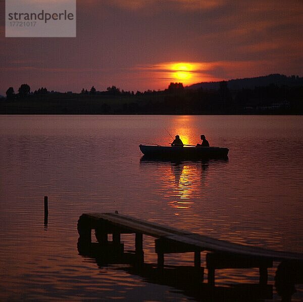 Abendstimmung am See  Paar beim angeln im Ruderboot  Sonnenuntergang  Dämmerung