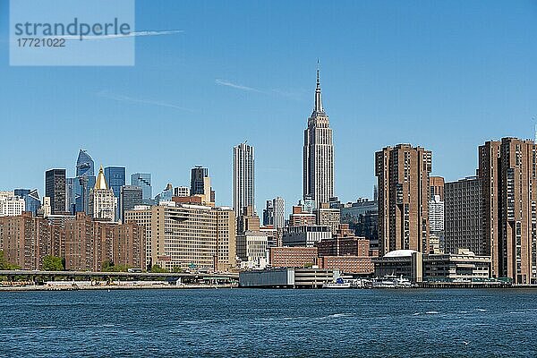 Skyline Manhattan  vom East River aus gesehen  New York City  New York  USA  Nordamerika