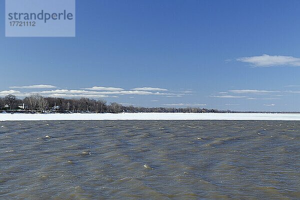 Winter auf dem zugefrorenen Sankt-Lorenz-Strom  Provinz Quebec  Kanada  Nordamerika