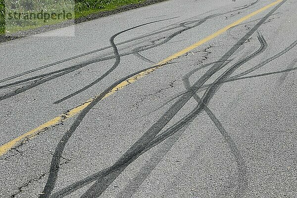 Reifenabdrücke auf einer Landstraße  Provinz Quebec  Kanada  Nordamerika