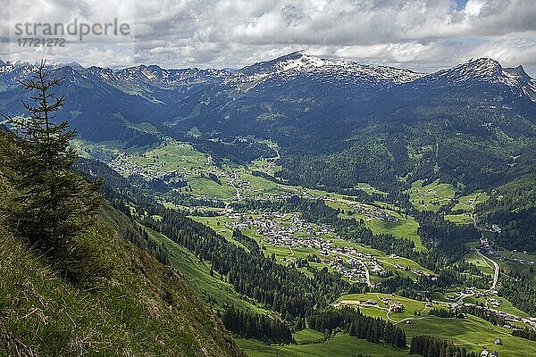 Ausblick vom Fellhorngrat auf Riezlern  Kleinwalsertal  hinten Hoher Ifen und Gottesäcker  Allgäuer Alpen  Allgäu  Vorarlberg  Österreich  Europa