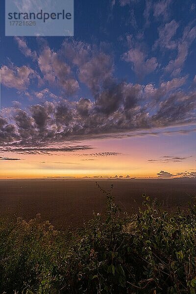 Landschaftsaufnahme  Dramatischer Sonnenaufgang mit Blick in den Tsavo Nationalpark  Kenia  Afrika