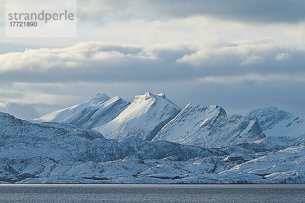 Atlantikküste Norwegen  Gebirge  Winter  südlich von Ørnes  Norwegen  Europa
