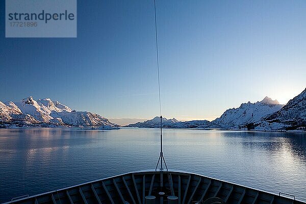Raftsundet  Schiffahrt  Abendstimmung  Winter  Norwegen  Europa