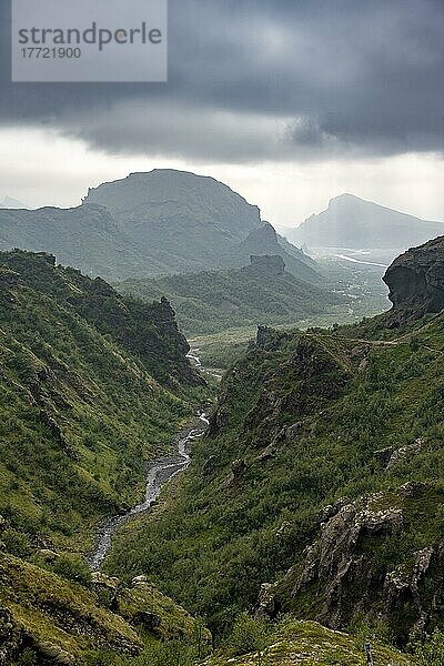 Berglandschaft mit Flusstal  hinten Bergtal mit Fluss Krossá und Berg Valahnúkur  vulkanische Landschaft am Wanderweg Fimmvörðuháls  Þórsmörk Nature Reserve  Suðurland  Island  Europa