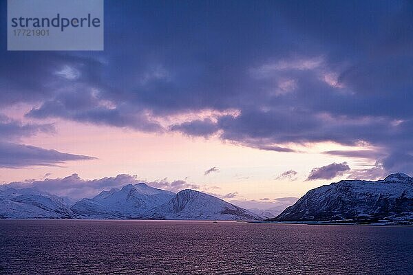 Atlantikküste Norwegen  nahe Nesna  Lichtstimmung  Gebirge  Norwegen  Europa