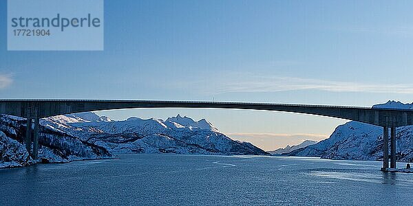 Raftsundet  Brücke  Abendstimmung  Winter  Norwegen  Europa