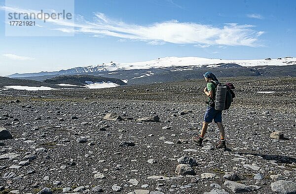 Wanderer auf Wanderweg  Karge hügelige Vulkanlandschaft  hinten Gletscher Myrdalsjökull  Wanderweg Fimmvörðuháls  Þórsmörk Nature Reserve  Suðurland  Island  Europa