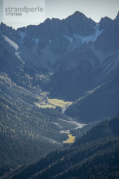 Berge und Alm  Bergtal  Erlspitzgruppe im Karwendel  Tirol  Österreich  Europa
