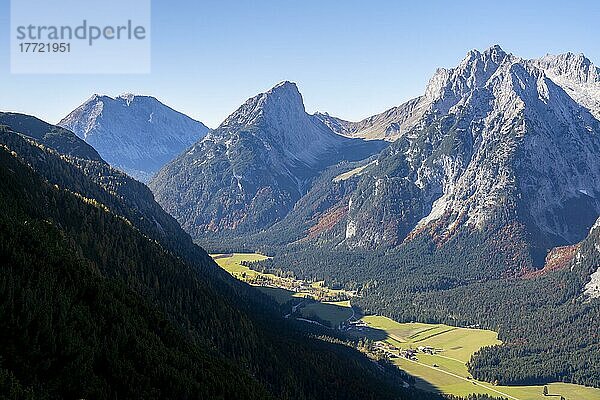 Westliche Karwendelspitze  Wettersteingebirge  und Ausblick von der Großen Arnspitze  Bergtal und Berge  bei Scharnitz  Bayern  Deutschland  Europa