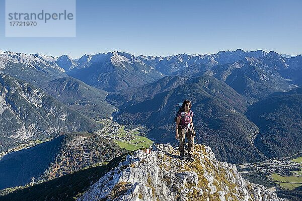 Wanderin am Gipfel  Berglandschaft bei der Großen Arnspitze  bei Scharnitz  Bayern  Deutschland  Europa