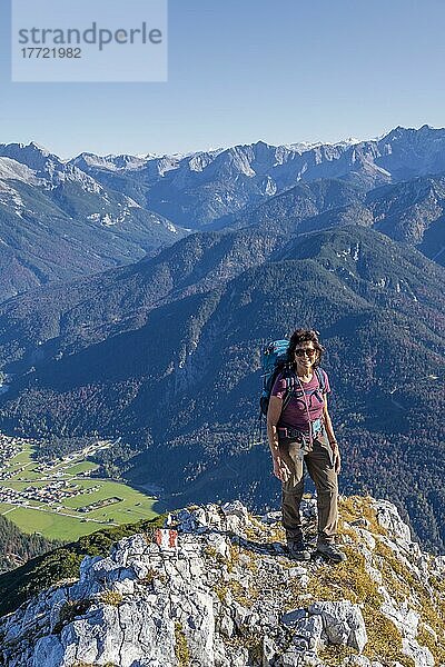 Wanderin auf einem Gipfel  Berglandschaft bei der Großen Arnspitze  bei Scharnitz  Bayern  Deutschland  Europa
