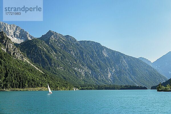 Segelboot im Sommer auf dem Plansee bei Reutte  Ammergauer Alpen  Tirol Österreich  Plansee  Tirol  Österreich  Europa
