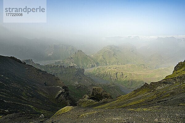 Ausblick auf zerklüftete Berge und Täler  Tal mit Fluss Hrauná  vulkanische Landschaft am Wanderweg Fimmvörðuháls  Þórsmörk Nature Reserve  Suðurland  Island  Europa