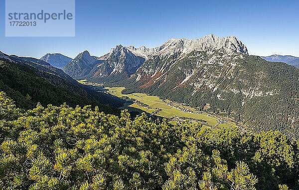 Wettersteingebirge  Brunnsteinspitze und Rotwandlspitze  und Ausblick von der Großen Arnspitze  Bergtal und Berge  bei Scharnitz  Bayern  Deutschland  Europa