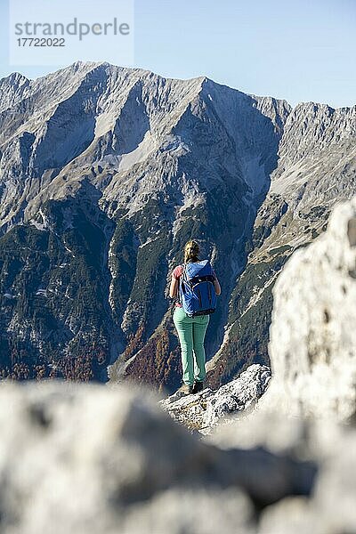 Wanderin zwischen Felsen  Berglandschaft bei der Großen Arnspitze  bei Scharnitz  Bayern  Deutschland  Europa