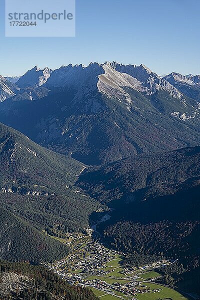 Ortsansicht Scharnitz  hinten Nordkette im Karwendel  Tirol  Österreich  Europa
