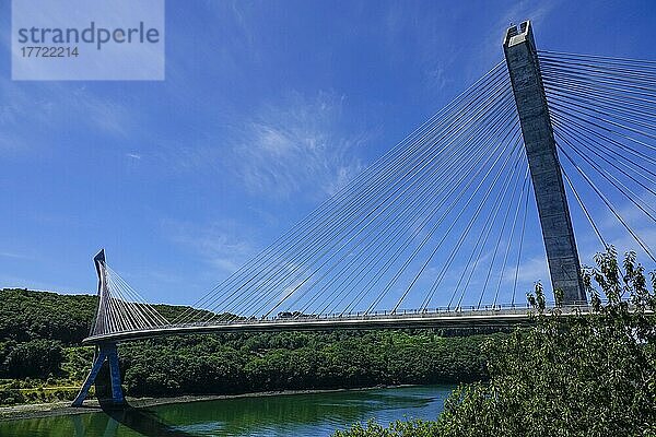 Pont de Terenez in Rosnoen über den Fluss Aulne  Verbindung zur Halbinsel Crozon  2011 fertiggestellte  erste im Grundriss gekrümmte Schrägseilbrücke Frankreichs  Departement Finistere  Region Bretagne  Frankreich  Europa