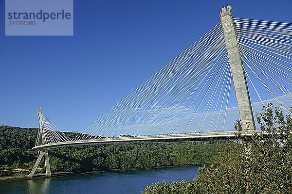Pont de Terenez in Rosnoen über den Fluss Aulne  Verbindung zur Halbinsel Crozon  2011 fertiggestellte  erste im Grundriss gekrümmte Schrägseilbrücke Frankreichs  Departement Finistere Penn-ar-Bed  Region Bretagne Breizh  Frankreich  Europa